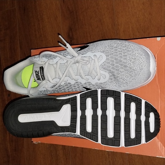 Nike - Picture 2 of 3